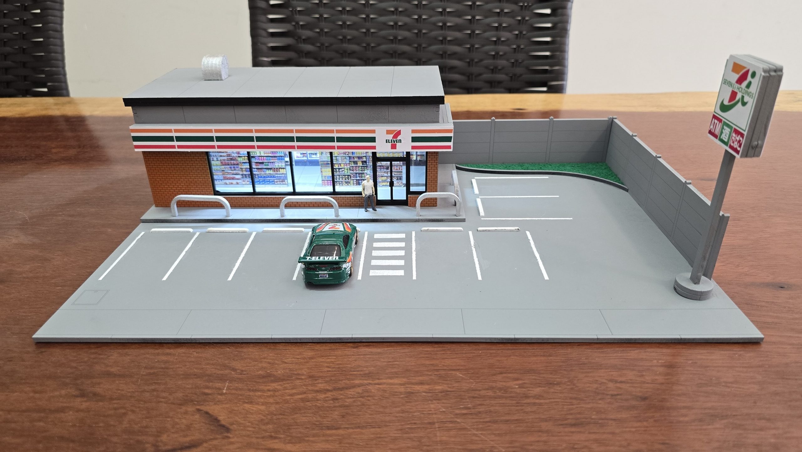 Diorama 7 Eleven Family Mart Lawson Japão 1:64 | Expositor Loja de Conveniência para Hot Wheels e Miniaturas MDF - Imagem 2
