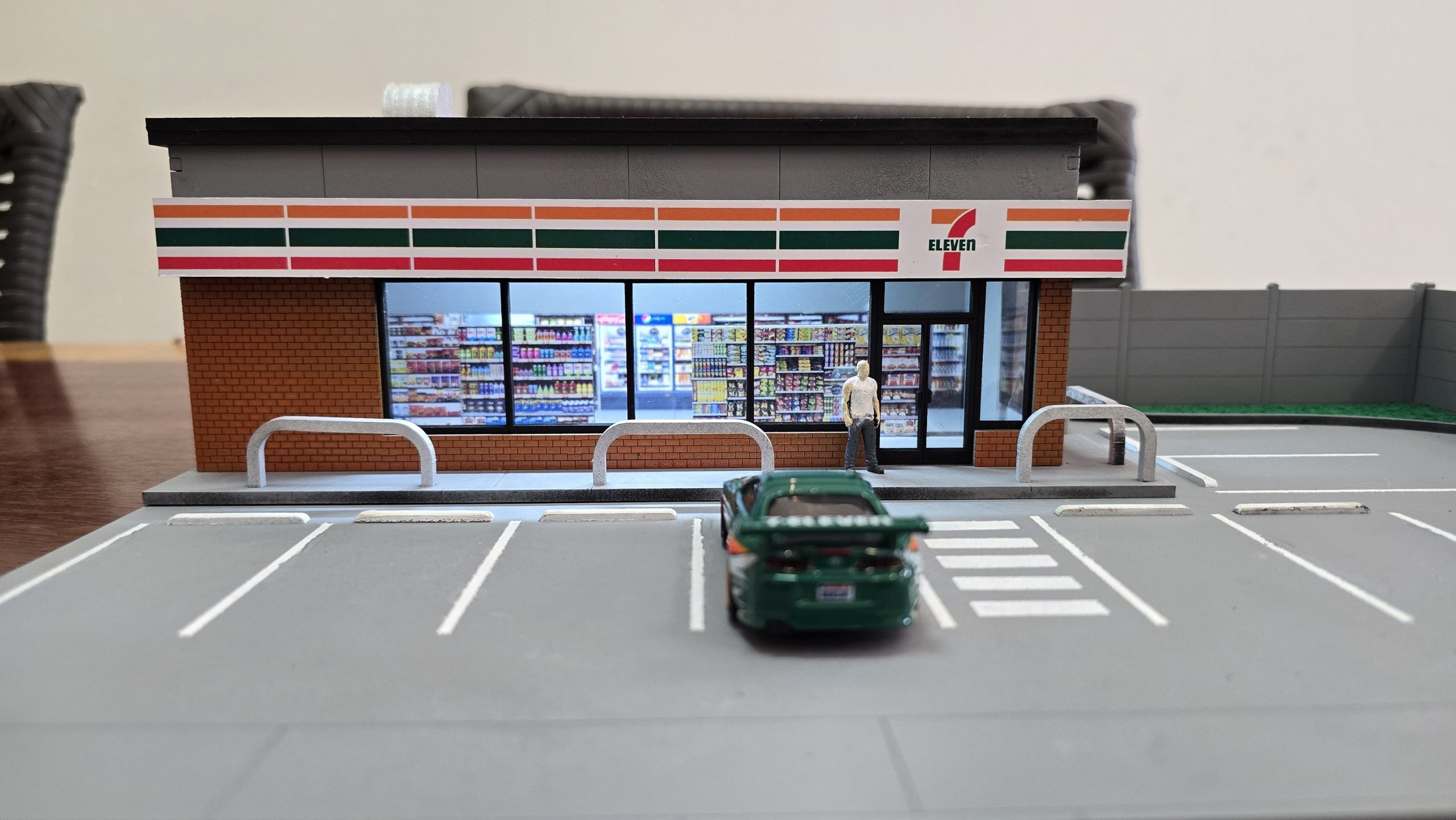 Diorama 7 Eleven Family Mart Lawson Japão 1:64 | Expositor Loja de Conveniência para Hot Wheels e Miniaturas MDF - Imagem 3