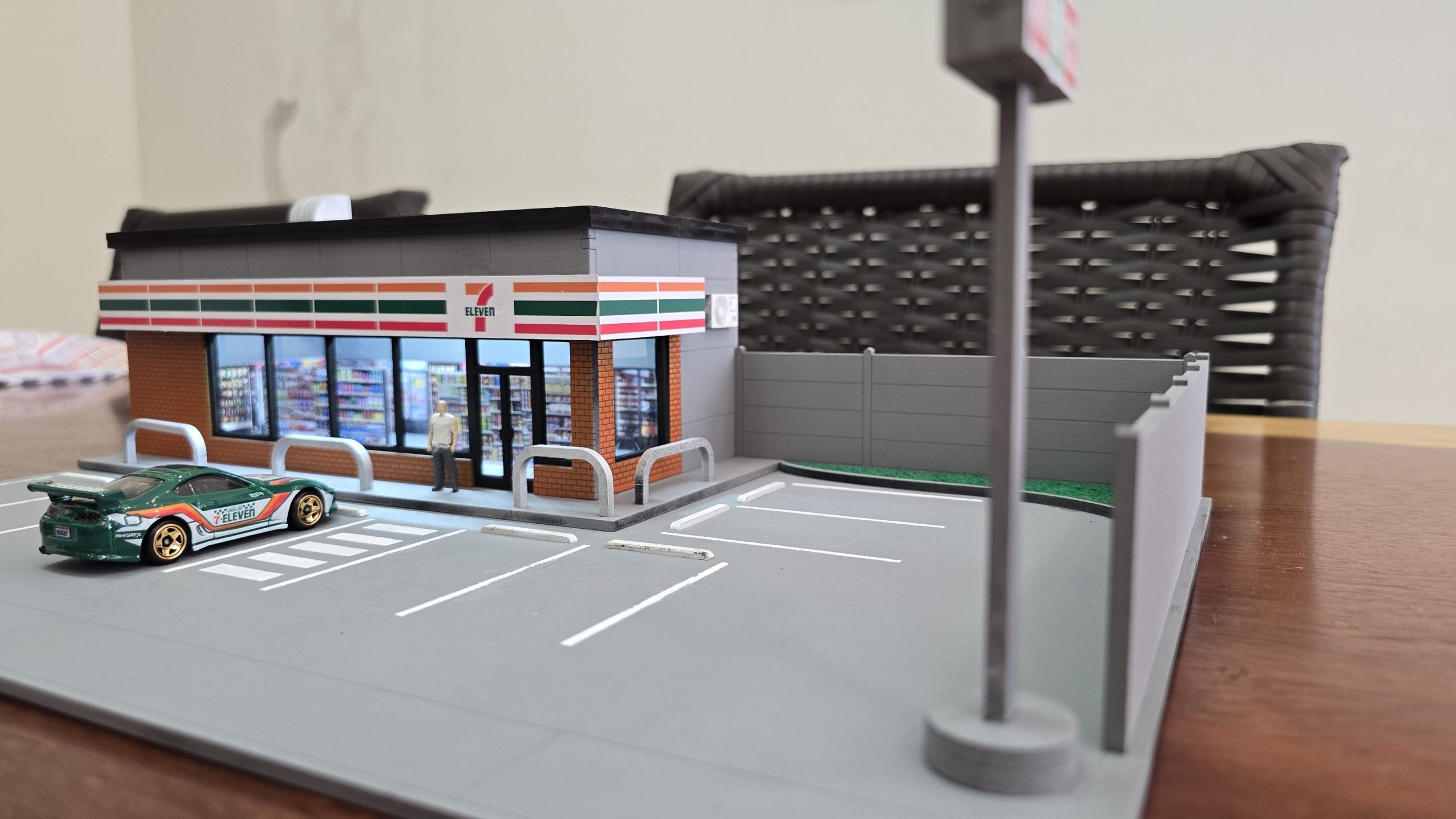 Diorama 7 Eleven Family Mart Lawson Japão 1:64 | Expositor Loja de Conveniência para Hot Wheels e Miniaturas MDF - Imagem 4