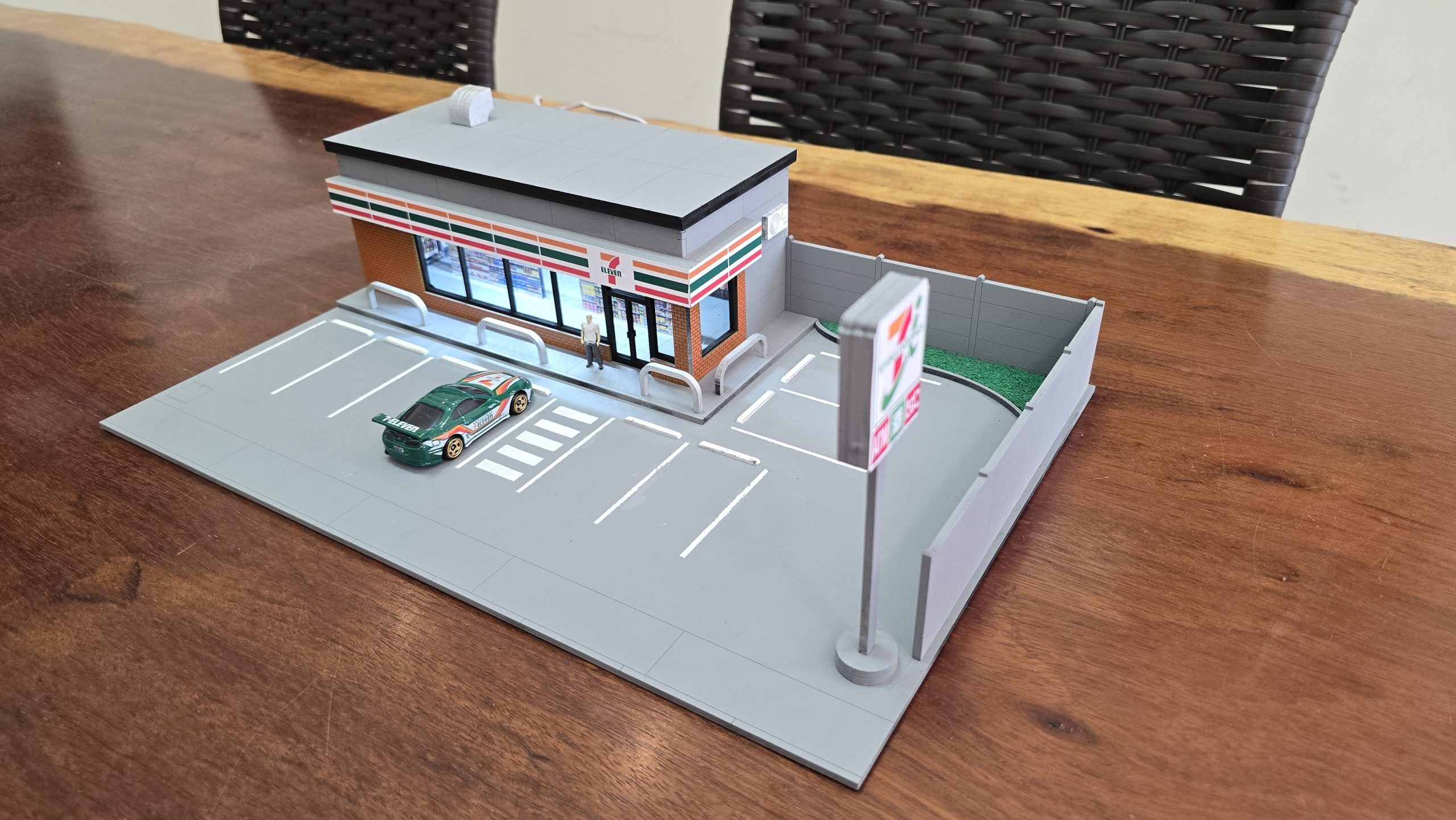 Diorama 7 Eleven Family Mart Lawson Japão 1:64 | Expositor Loja de Conveniência para Hot Wheels e Miniaturas MDF - Imagem 5