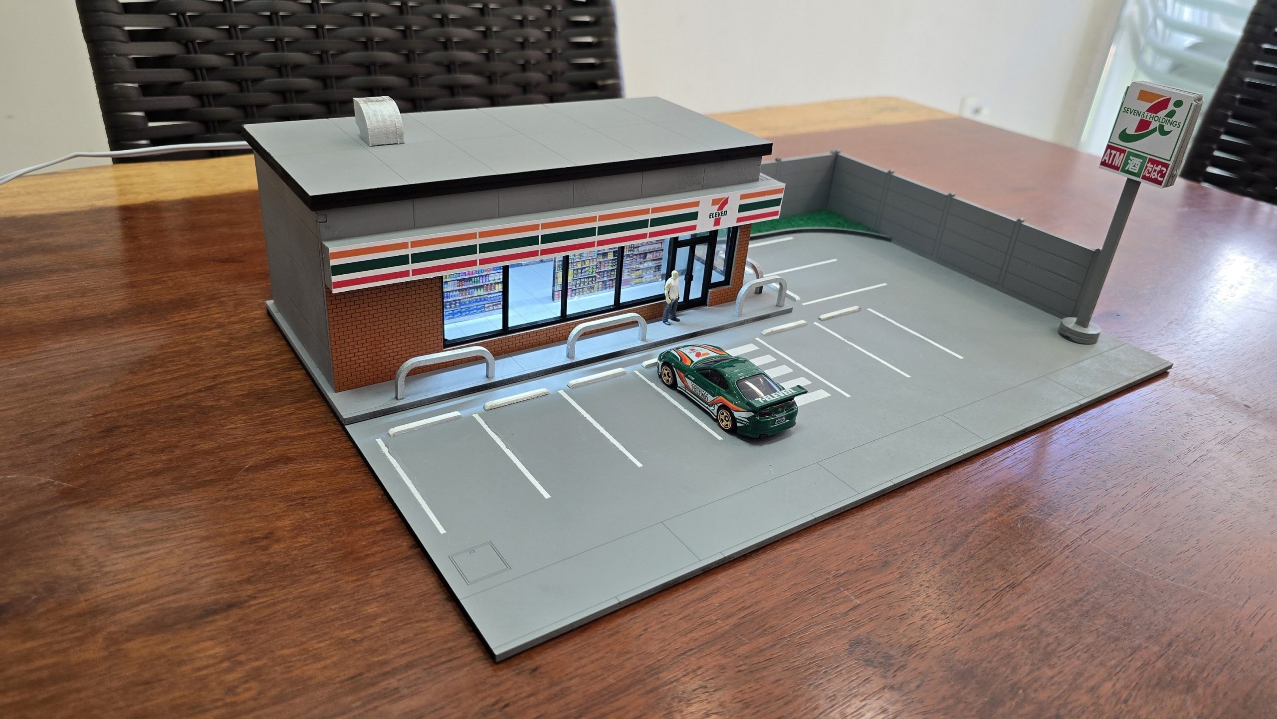 Diorama 7 Eleven Family Mart Lawson Japão 1:64 | Expositor Loja de Conveniência para Hot Wheels e Miniaturas MDF - Imagem 6